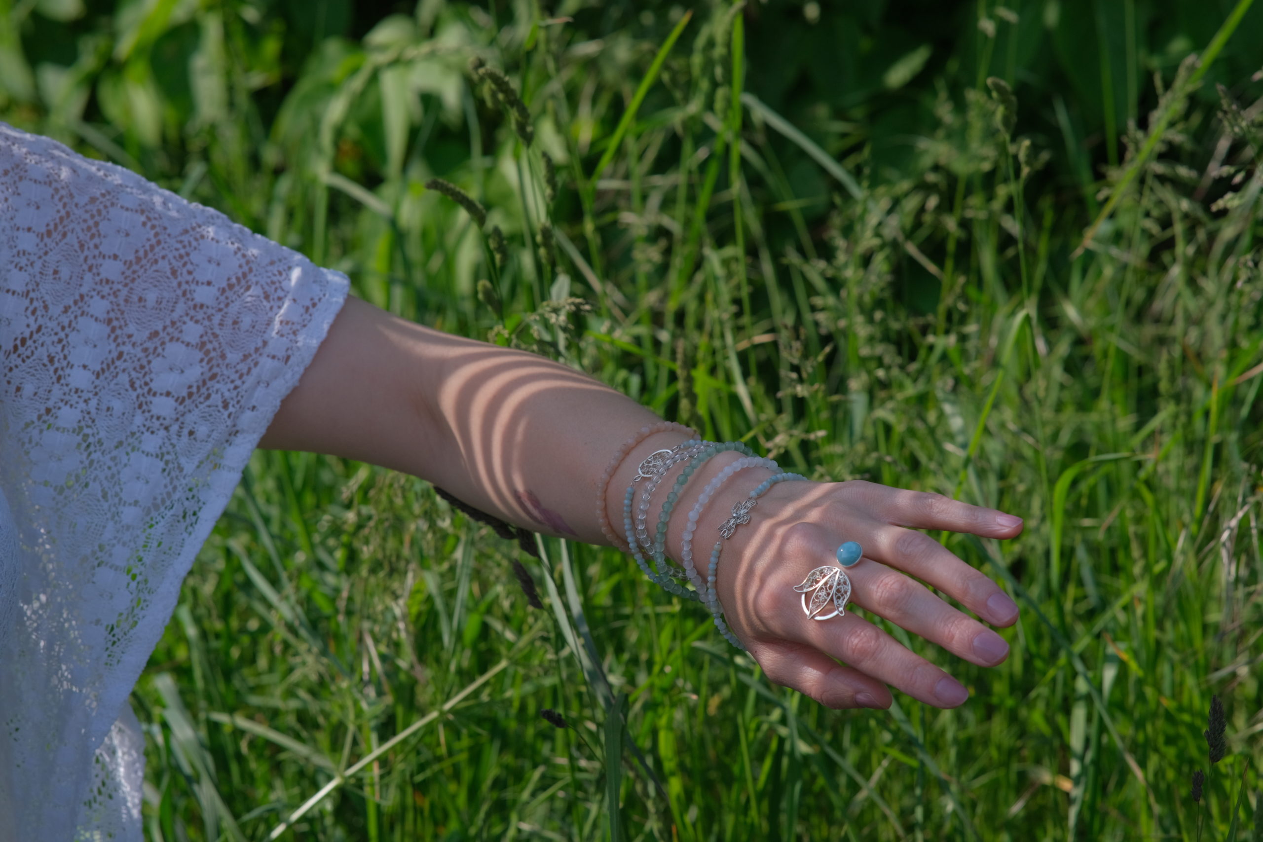 Bague en filigrane d'argent et larimar et bracelets en pierre naturelle