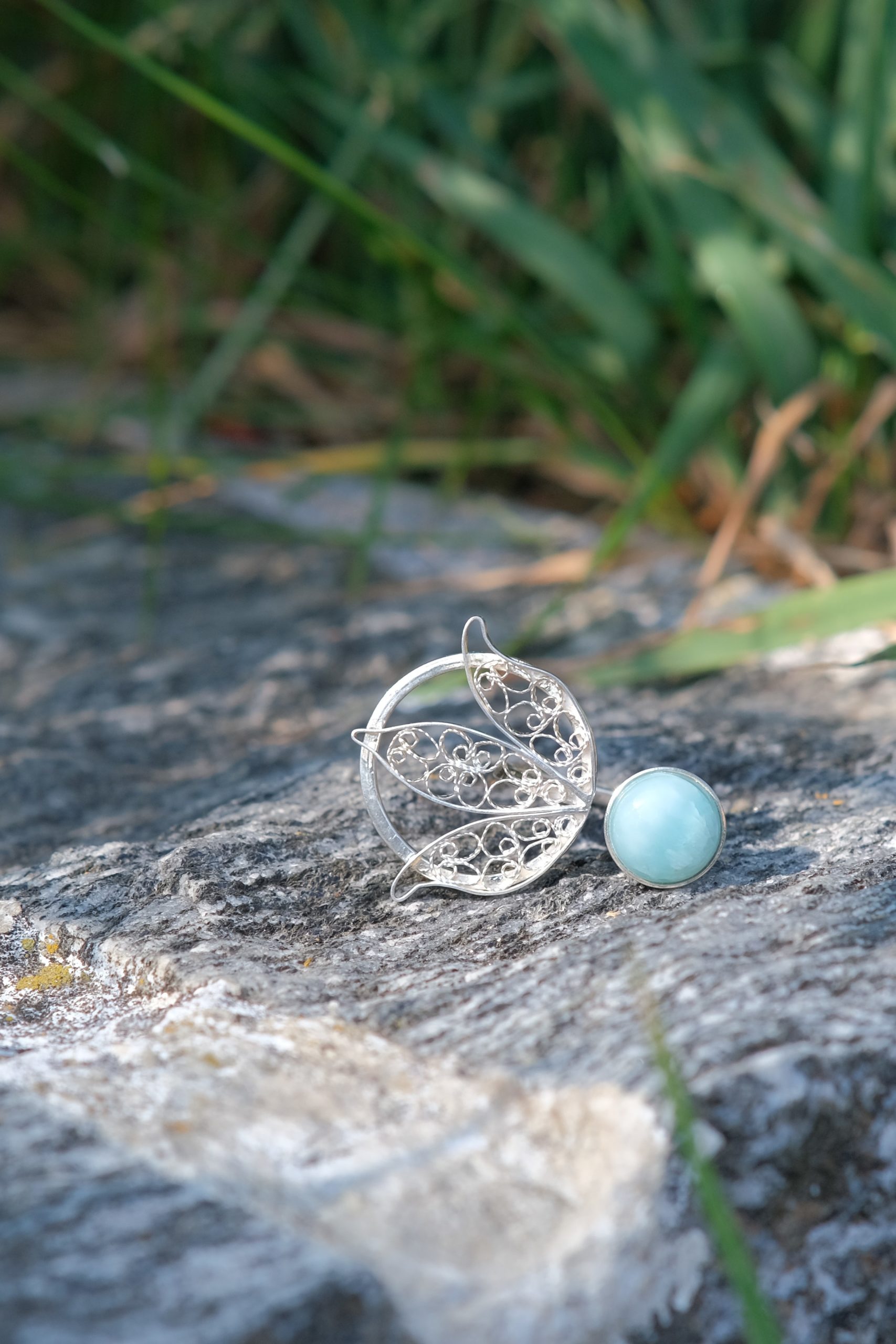 Bague en filigrane d'argent et pierre larimar créée artisanalement par Meili créations