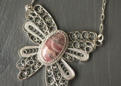 Pendentif papillon en filigrane d'argent et rhodochrosite