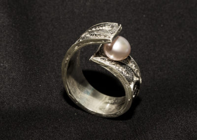 Bague en filigrane d'argent et perle d'eau douce