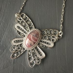 Collier en forme de papillon en filigrane d'argent 925 et pierre rhodochrosite