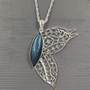 Pendentif en forme de demi papillon en filigrane d'argent, avec une pierre en labradorite