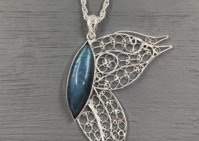 Pendentif en forme de demi papillon en filigrane d'argent, avec une pierre en labradorite