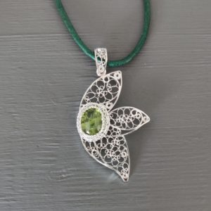 Pendentif en filigrane d'argent et pierre peridot