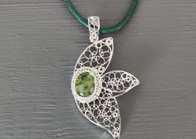 Pendentif en filigrane d'argent et pierre peridot