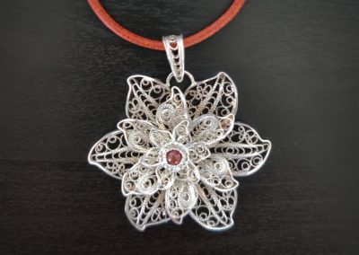 Pendentif en filigrane d'argent en forme de fleur avec une pierre cornaline.