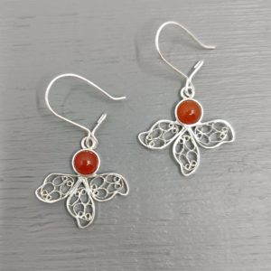 Boucle d'oreille en filigrane d'argent et pierre cornaline