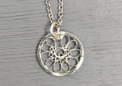 Pendentif en filigrane d'argent en forme de rond
