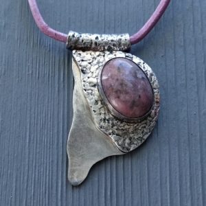 Pendentif en argent 999 et pierre rhodonite