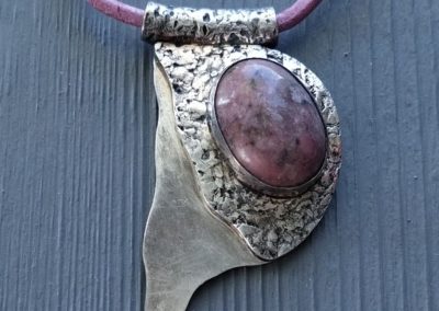 Pendentif en argent 999 et pierre rhodonite