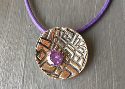 Pendentif en argent 999 avec un zircon violet en forme de rond