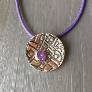 Pendentif en argent 999 avec un zircon violet en forme de rond