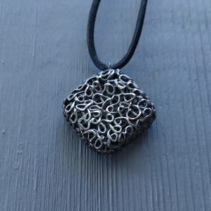 Pendentif en argent 999, de forme cubique