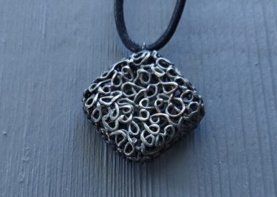 Pendentif en argent 999, de forme cubique