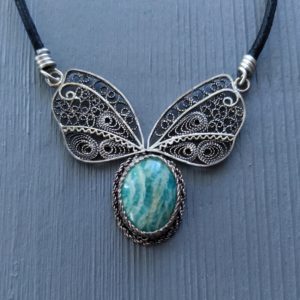 Pendentif en filigrane d'argent et pierre en amazonite en forme de papillon