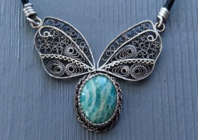 Pendentif en filigrane d'argent et pierre en amazonite en forme de papillon