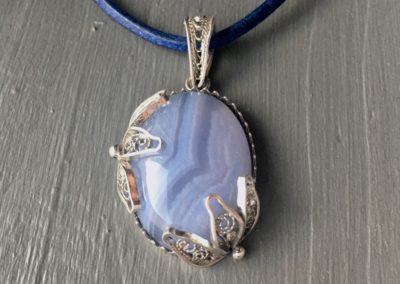 Pendentif en filigrane d'argent et pierre calcedoine