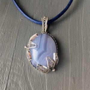 Pendentif en filigrane d'argent et pierre calcedoine