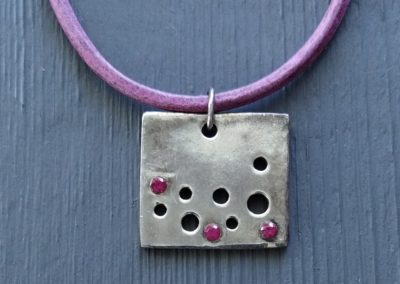 Pendentif en argent 999 avec 3 zircons rose, forme rectangle