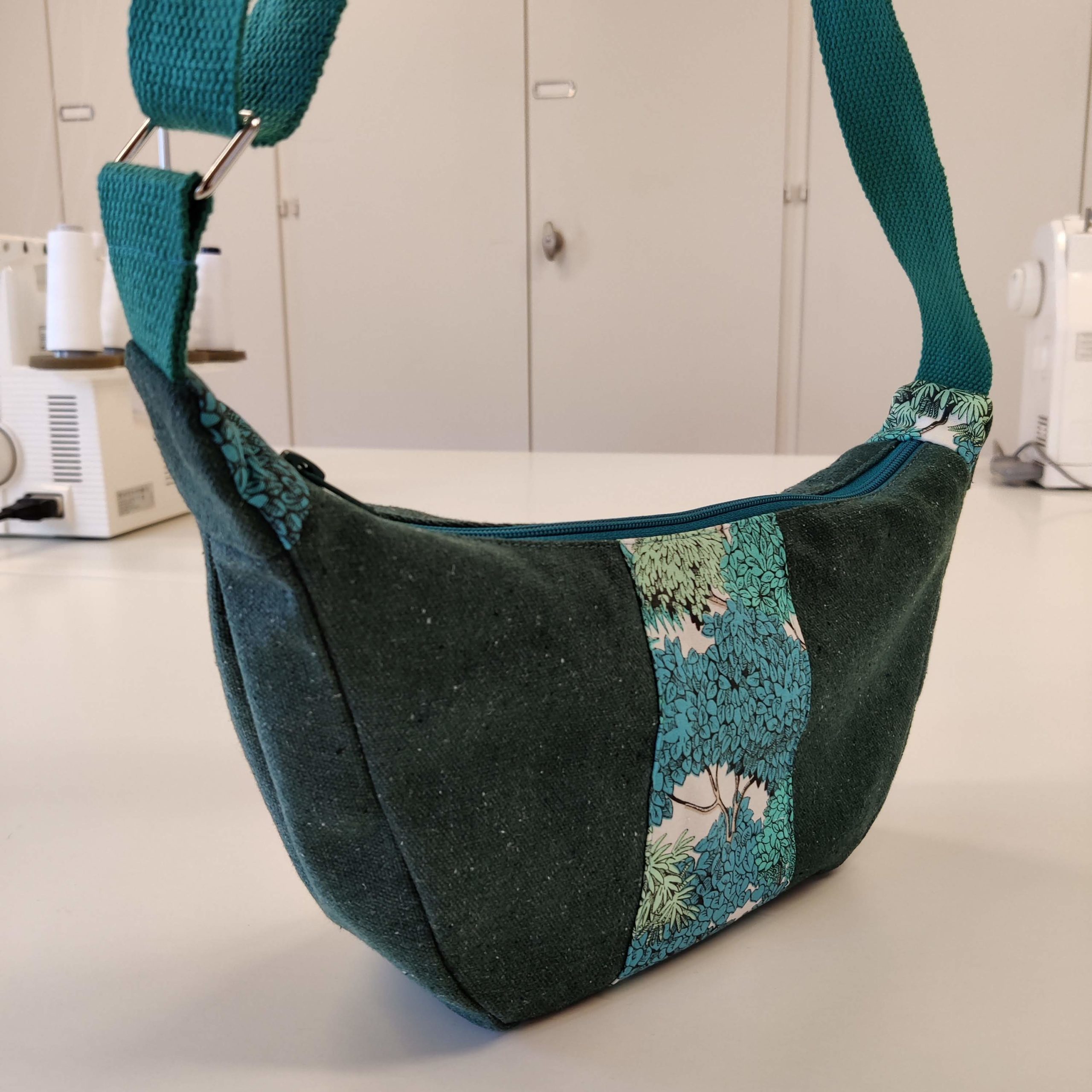 Sac demi-lune en tissu vert et motif arbre