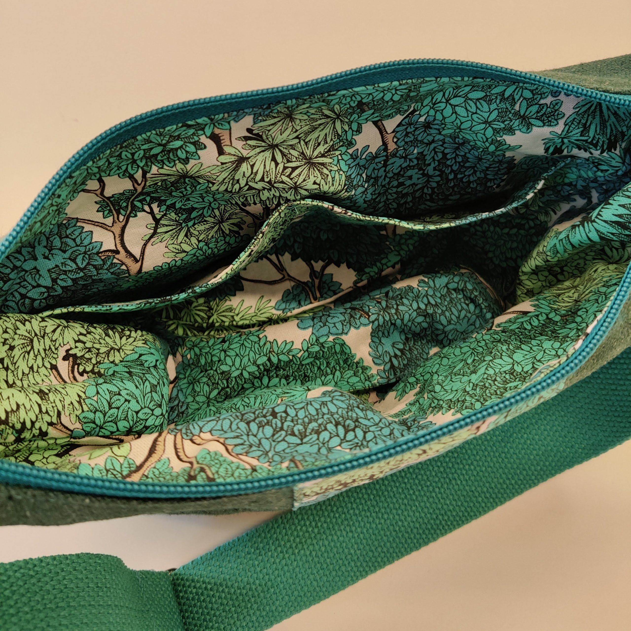 Intérieur Sac demi-lune en tissu vert et motif arbre