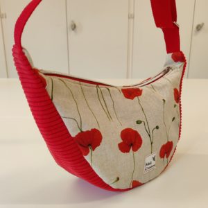 Sac demi-lune en tissu rouge velours côtelé et motif coquelicot