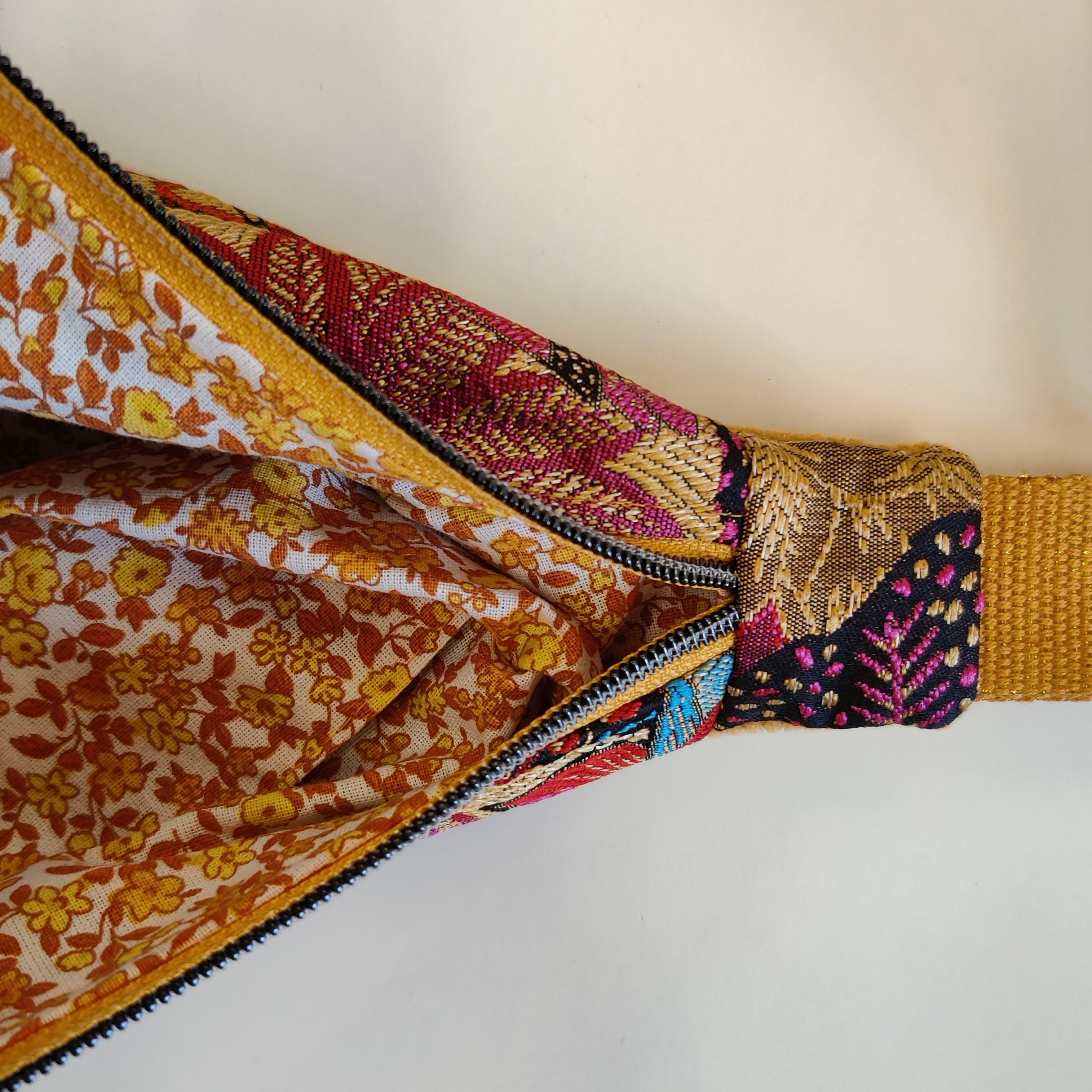 Intérieur Sac demi-lune en tissu moutarde velours côtelé et tissu jacquard en motif fleuri