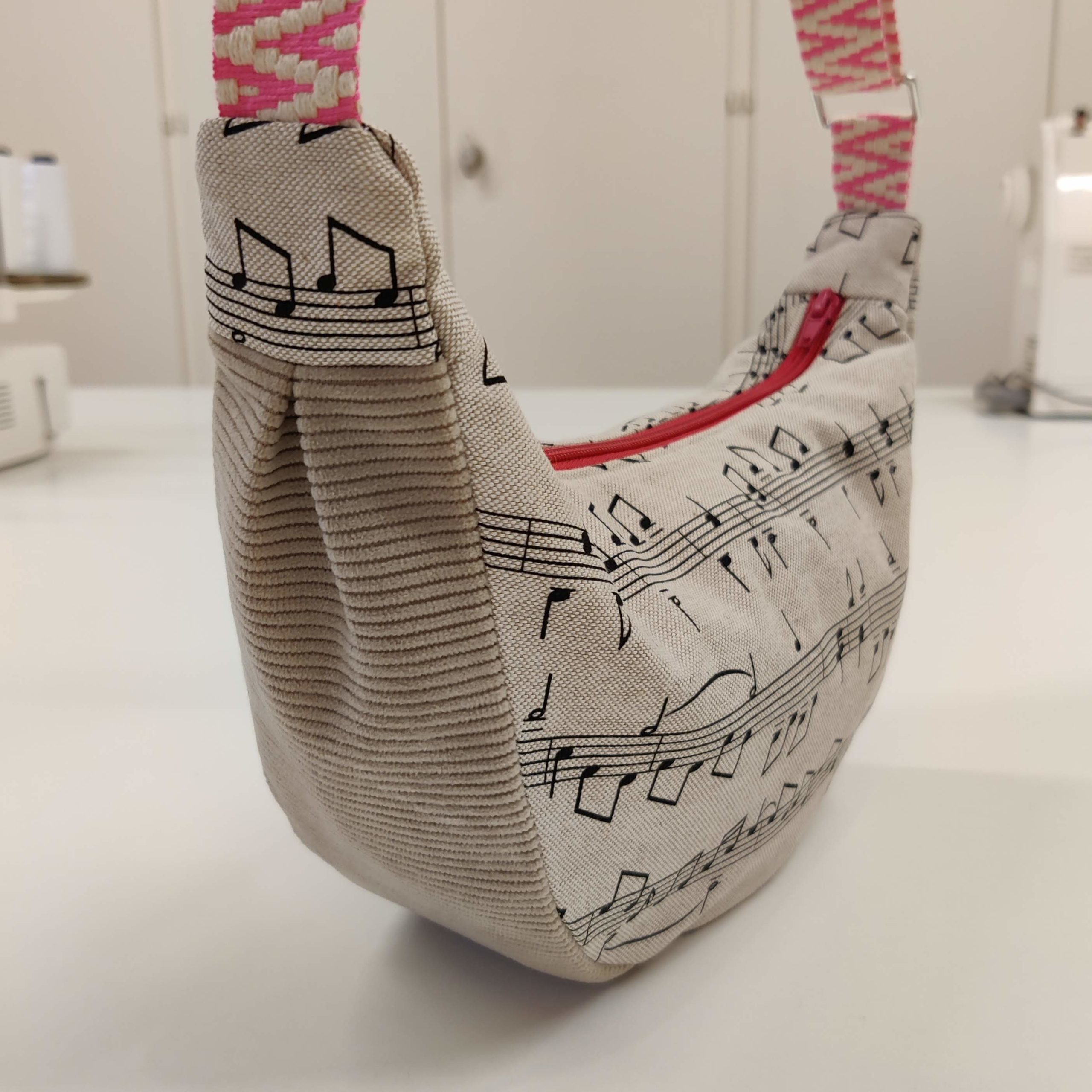 Sac demi-lune en tissu beige velours côtelé et motif note de musique