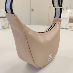 Sac demi-lune en similicuir rose poudré
