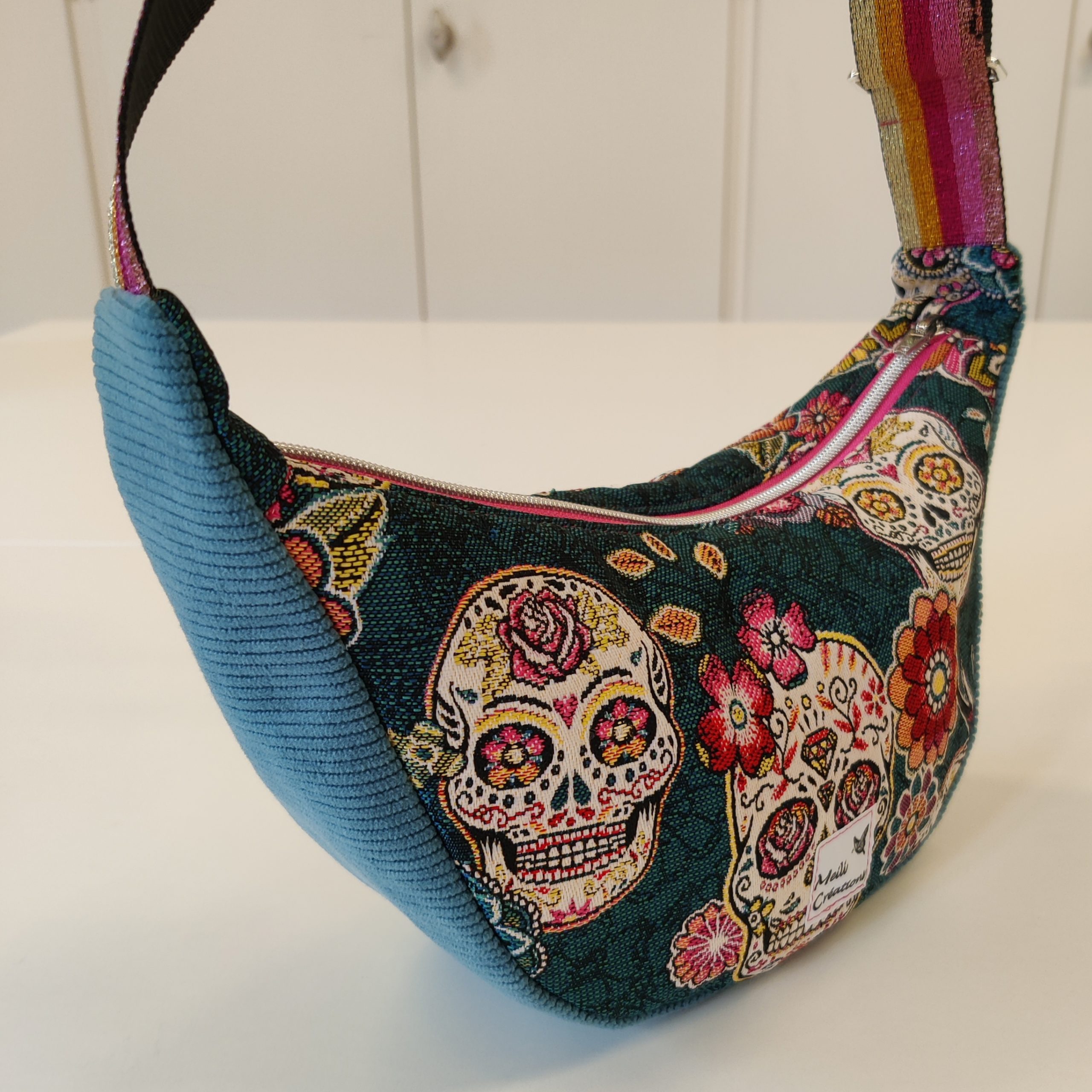 Sac demi-lune en velours côtelé turquoise et tissu jacquard tête de mort