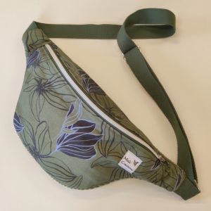 Grande banane en tissu vert kaki et dessin de fleurs lila