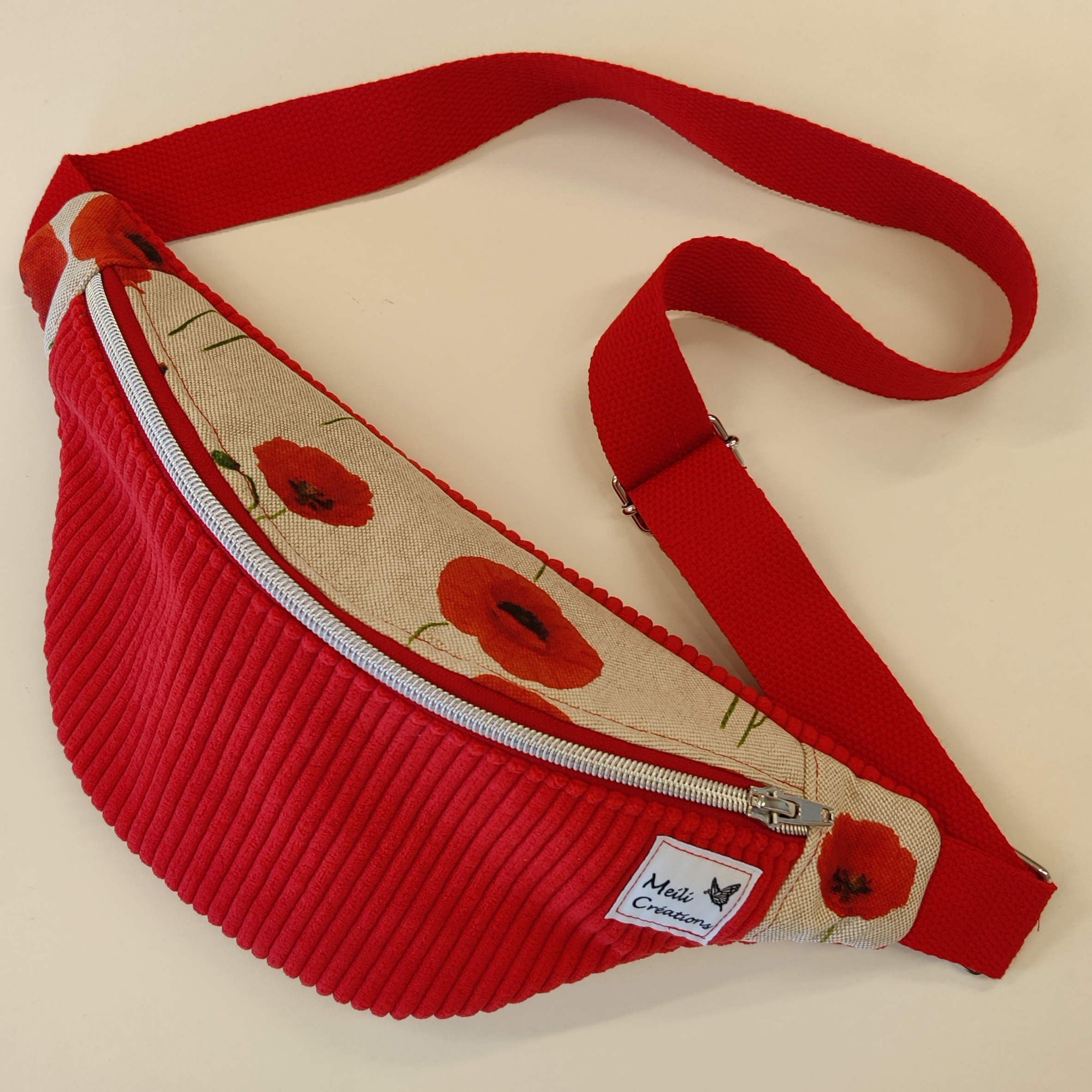 Grande banane en tissu rouge et motif coquelicot