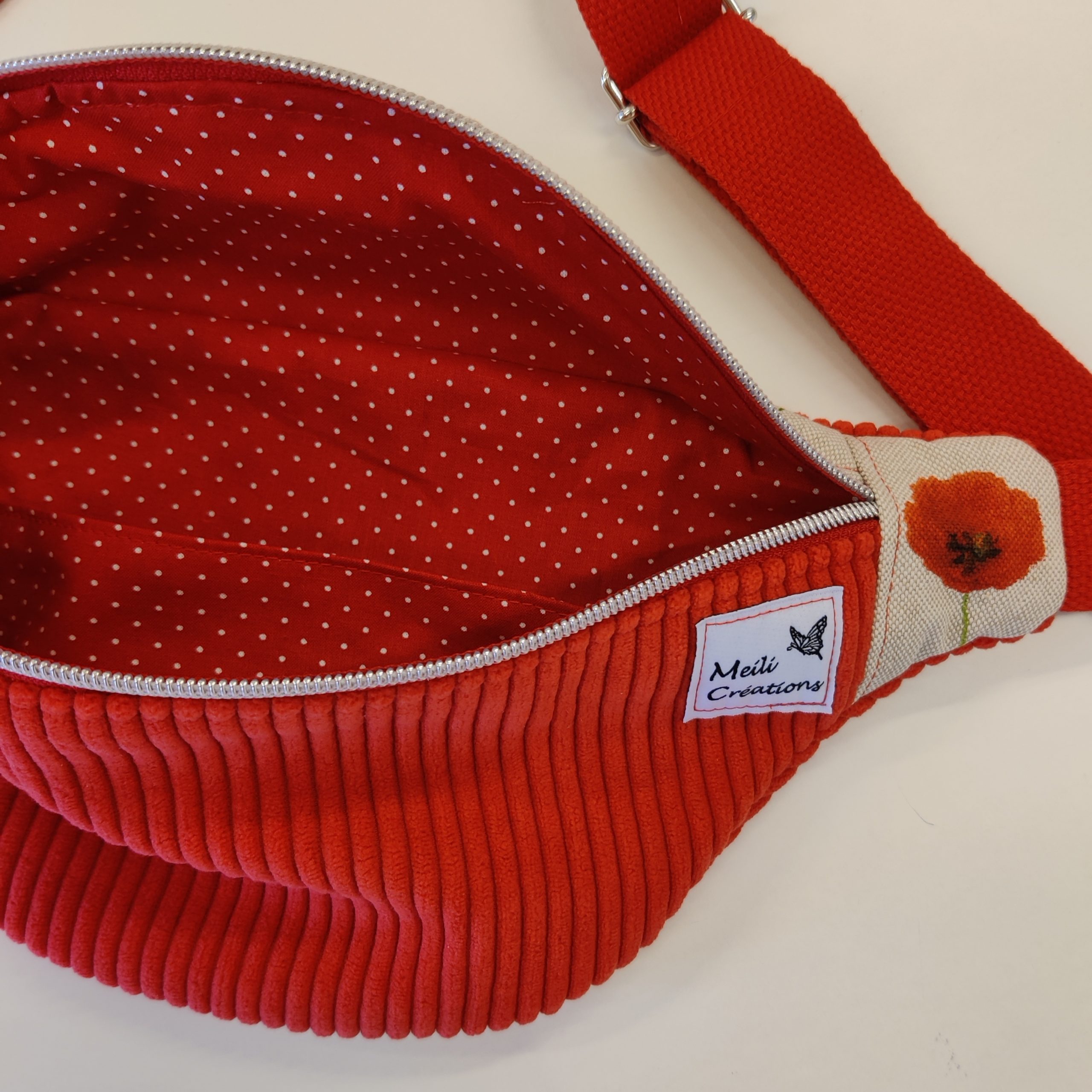 Intérieur Grande banane en tissu rouge et motif coquelicot