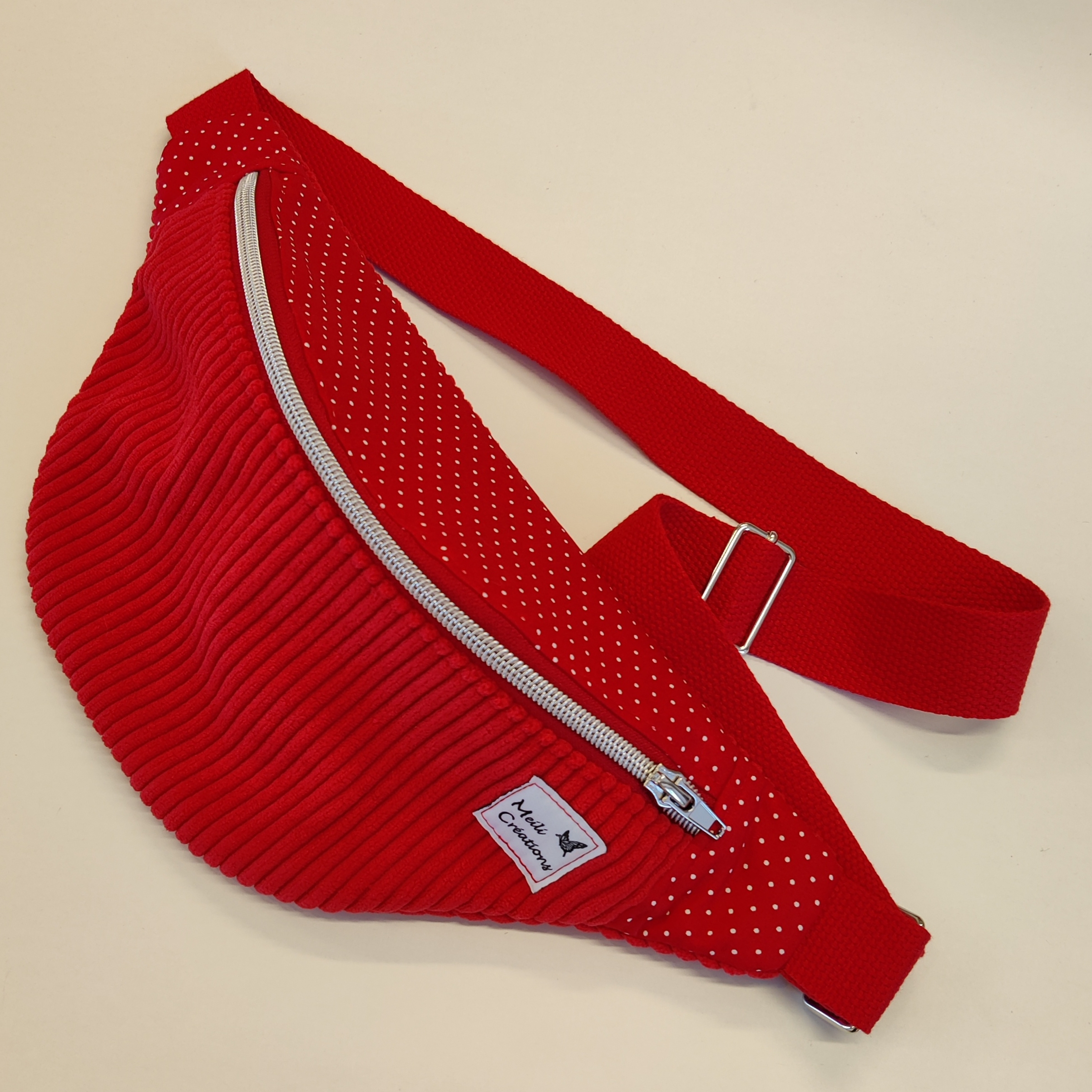 Grande banane en tissu rouge et motif à pois blanc