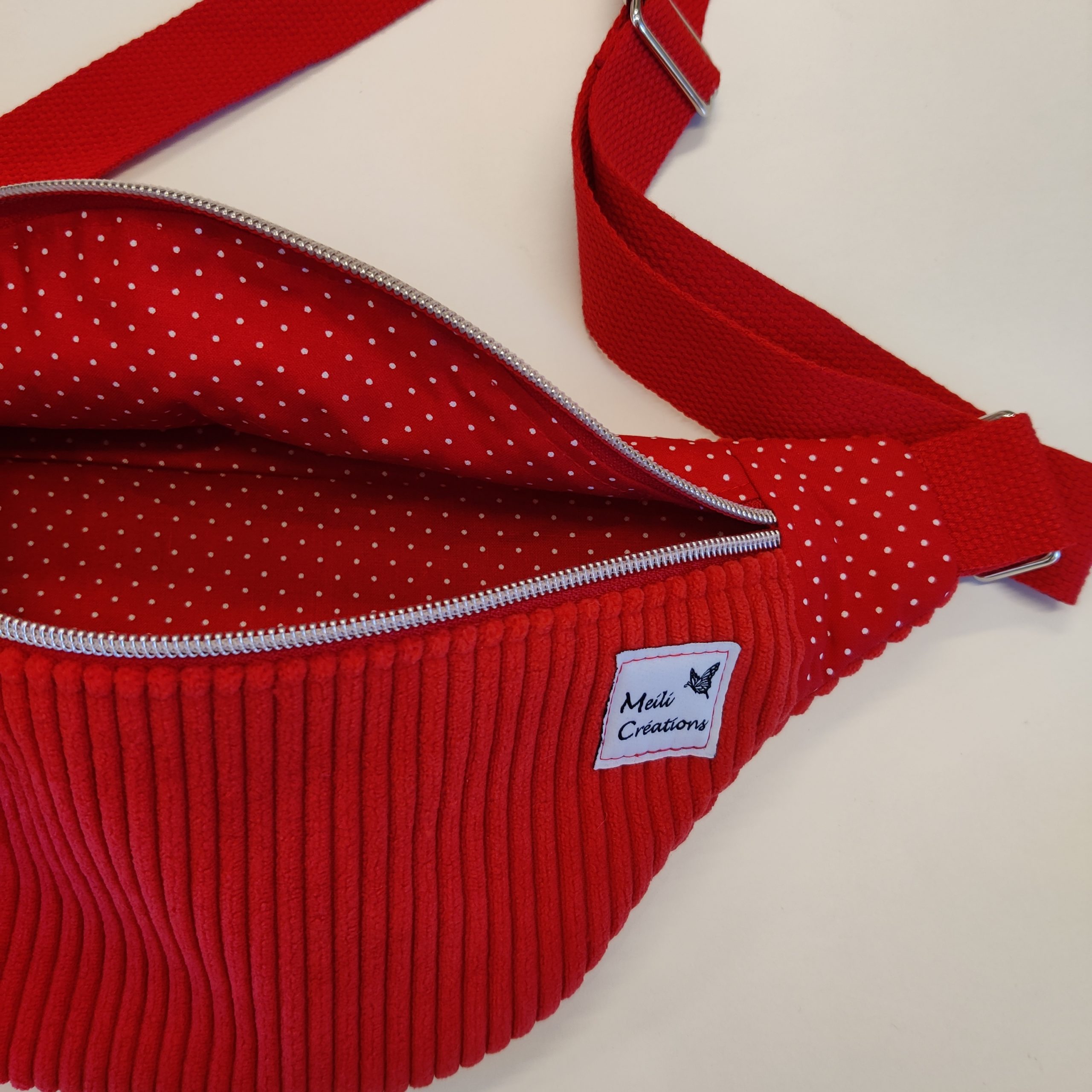 Intérieur Grande banane en tissu rouge et motif à pois blanc