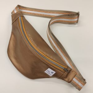 Grande banane en simili brun-doré