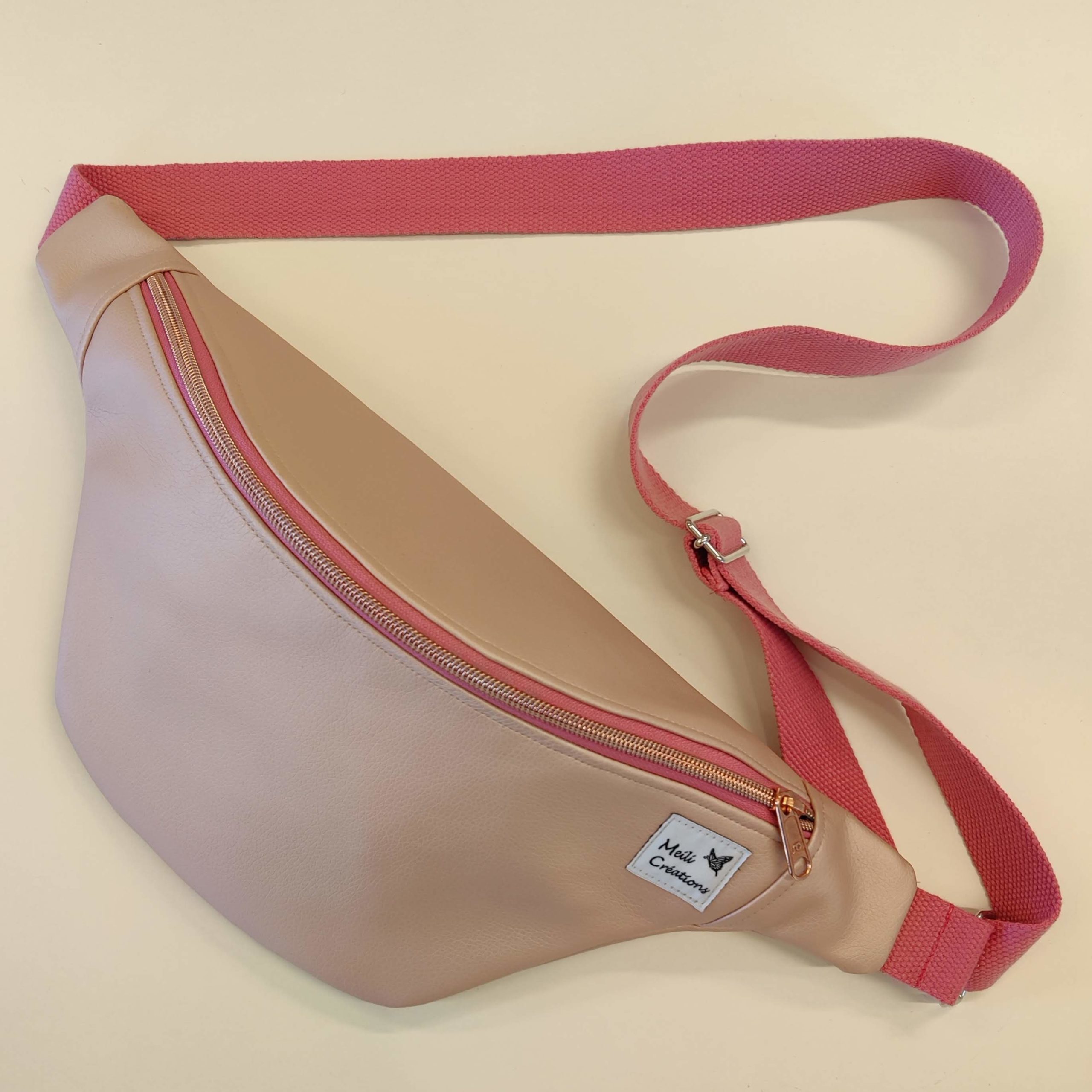 Grande banane en simili rose