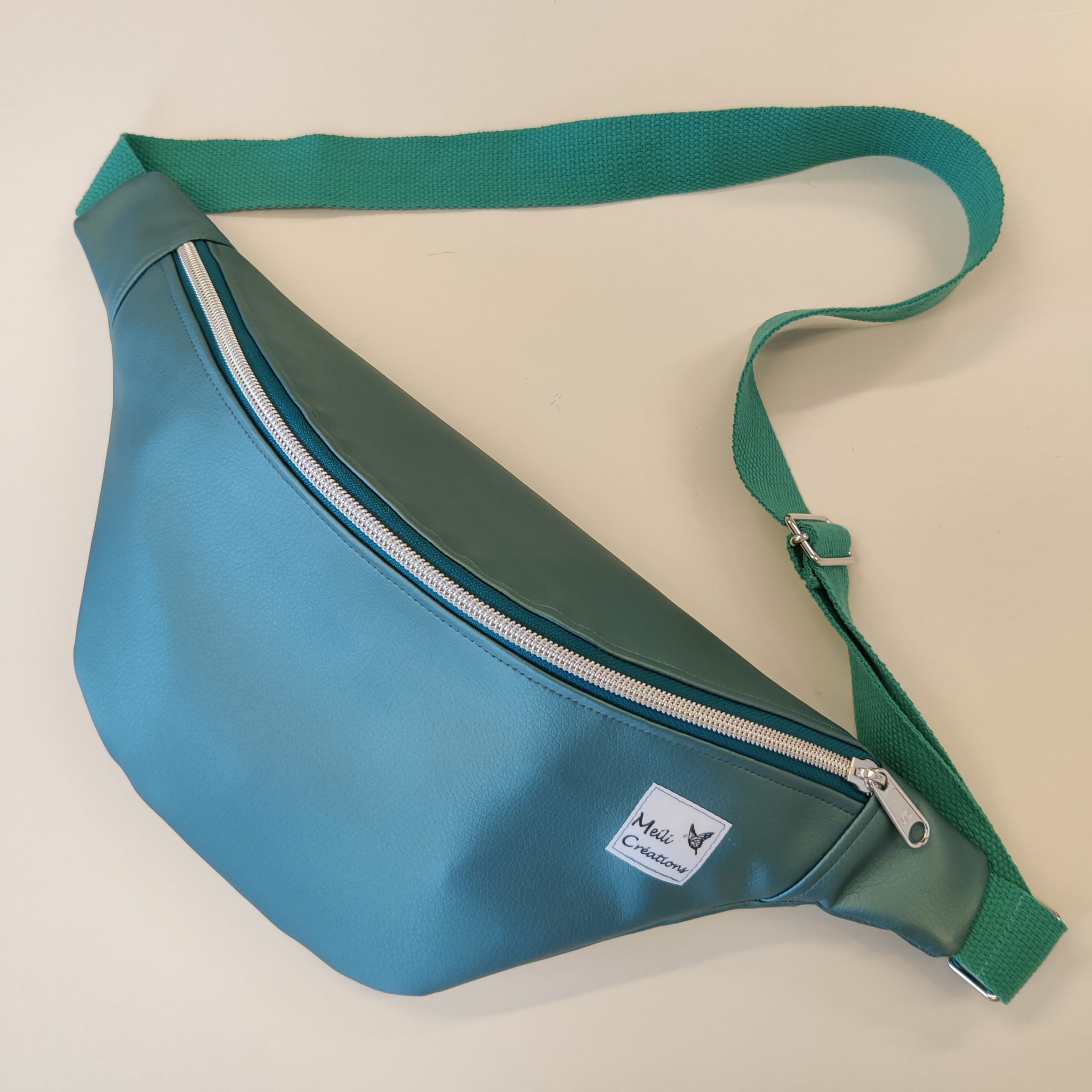 Grande banane en simili turquoise