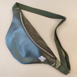 Grande banane en simili vert foncé