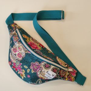 Petite banane en tissu jacquard motif tête de mort et fleurs