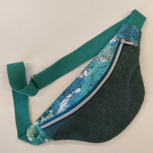 Petite banane en tissu verte foncée avec motif arbre