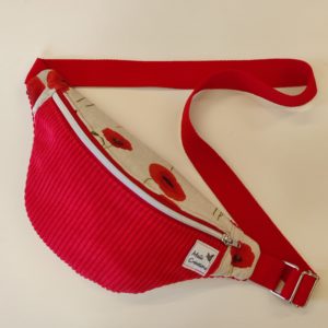 Petite banane rouge avec motif coquelicot