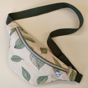Petite banane en tissu avec motif feuille vertes sur fond beige