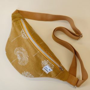 Petite banane en tissu moutarde avec motif fleurs de pissenlit blanc