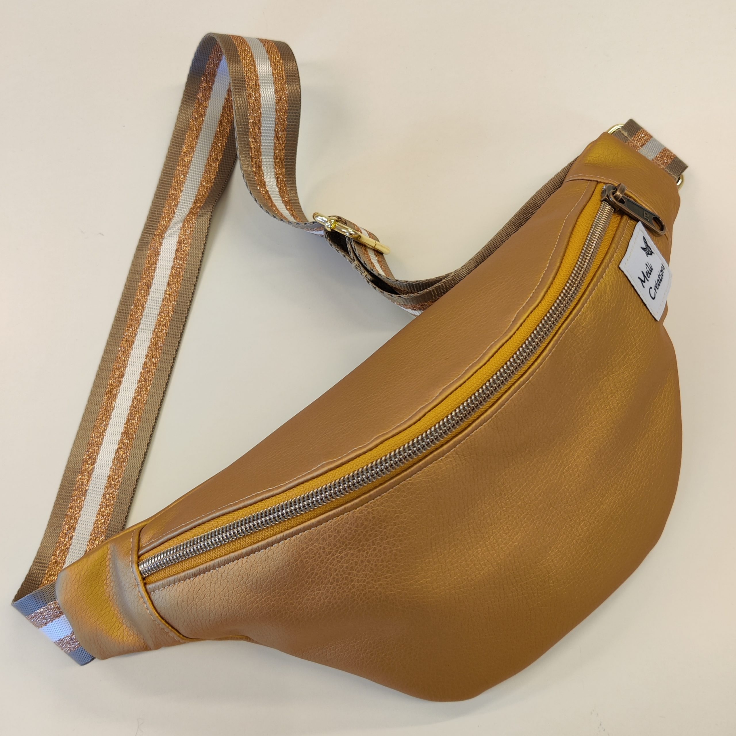 Petite banane en simili doré