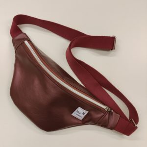 Petite banane en simili bordeaux