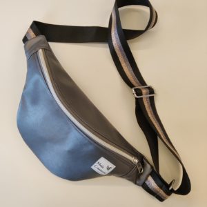 Petite banane en simili gris foncé