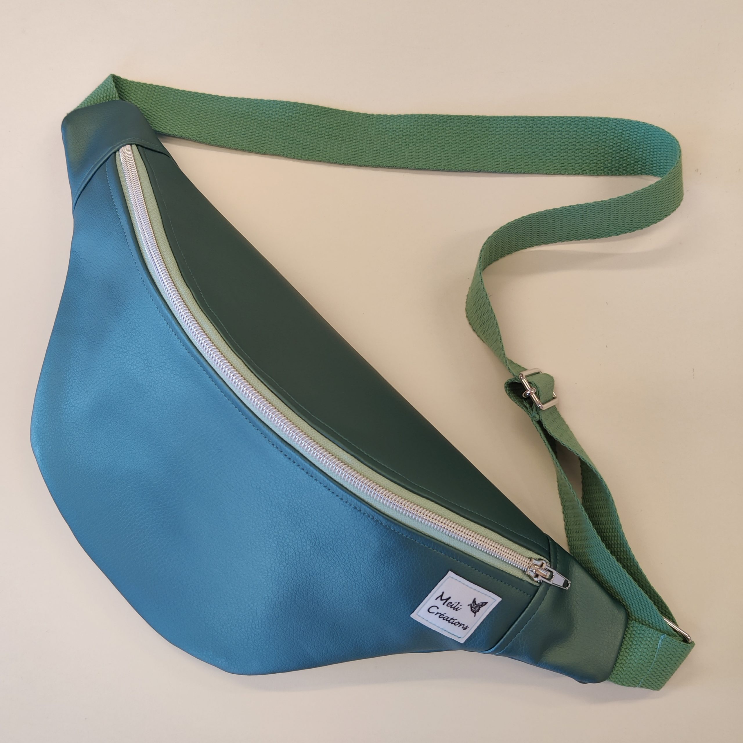 Petite banane en simili turquoise