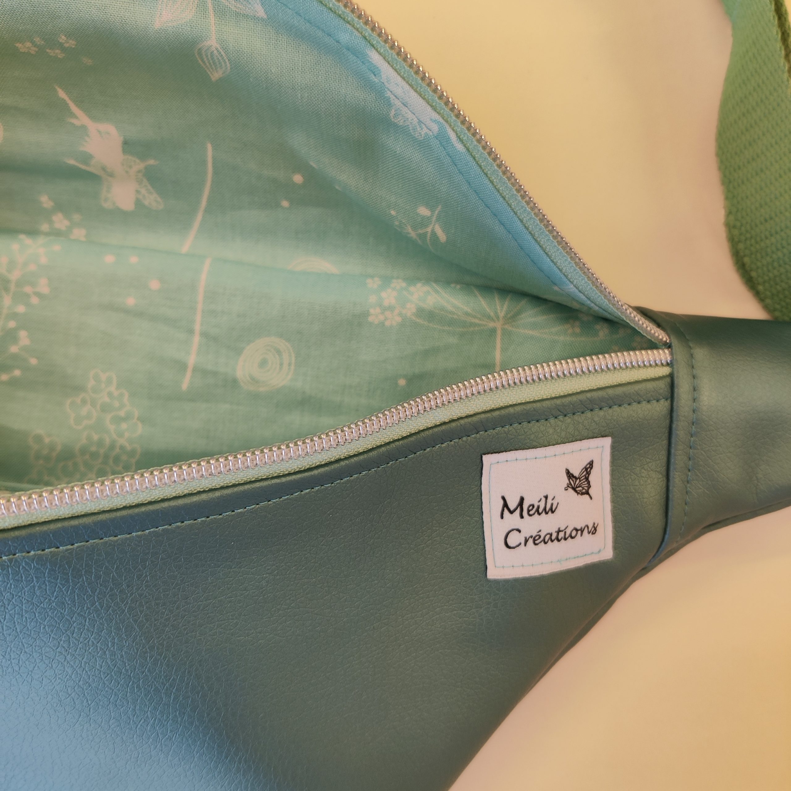 Intérieur Petite banane en simili turquoise