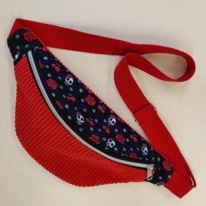 Petite banane en tissu velours côtelé rouge et motif tête de mort